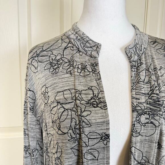 Chico's Travelers Grey Floral Open Cardigan Size 2 Mandarin Collar - Picture 2 of 8